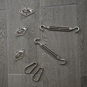 One set with: 2 Turn buckles, 3 pad eyes, 2 carabiner snap hooks